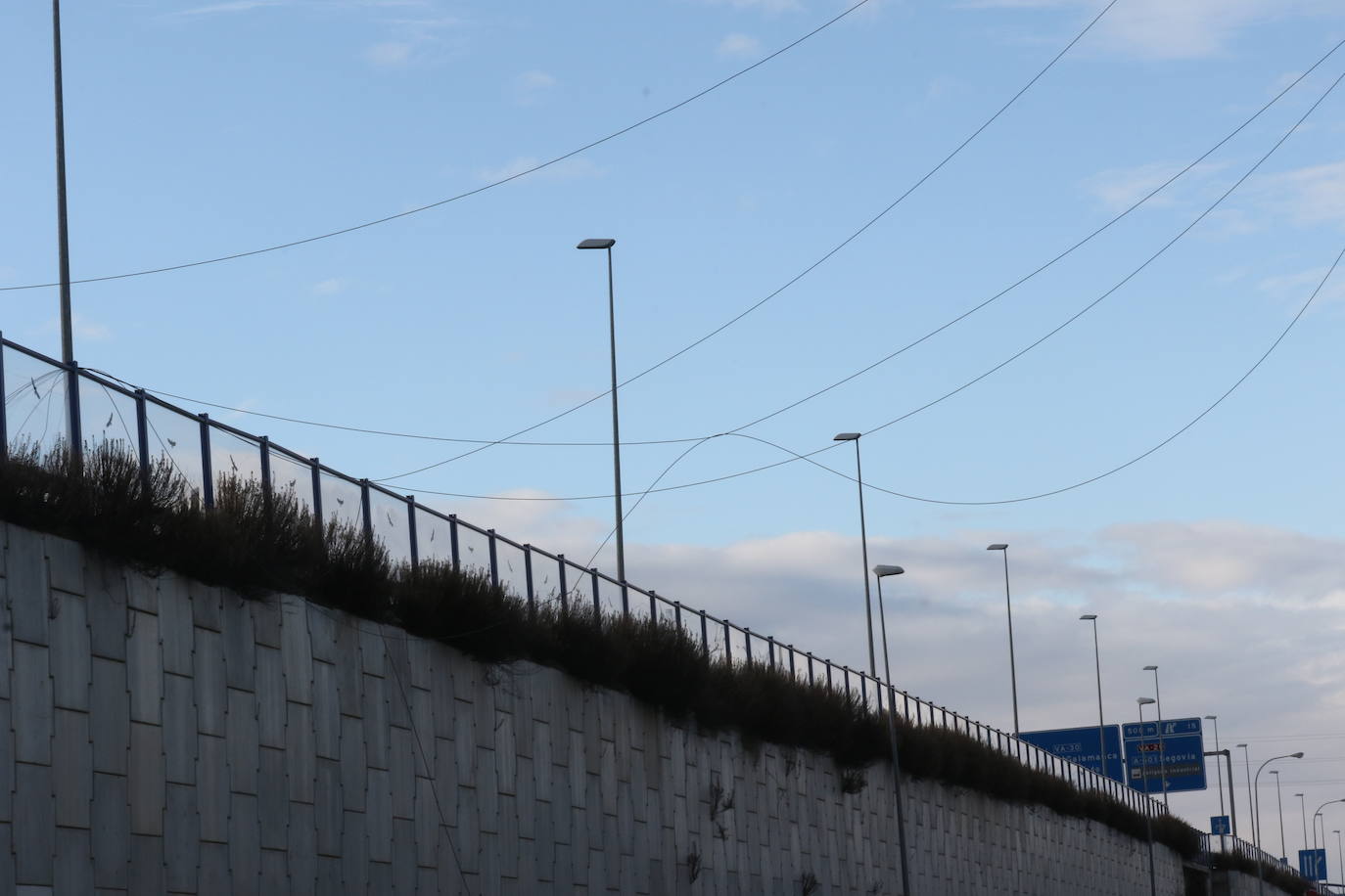 Una torreta ha derribado cables de alta tensión a la altura de la calle Oro, en el Polígono de San Cristóbal de Valladolid y la intervención policial consecuente ha provocado esta mañana cortes y retenciones
