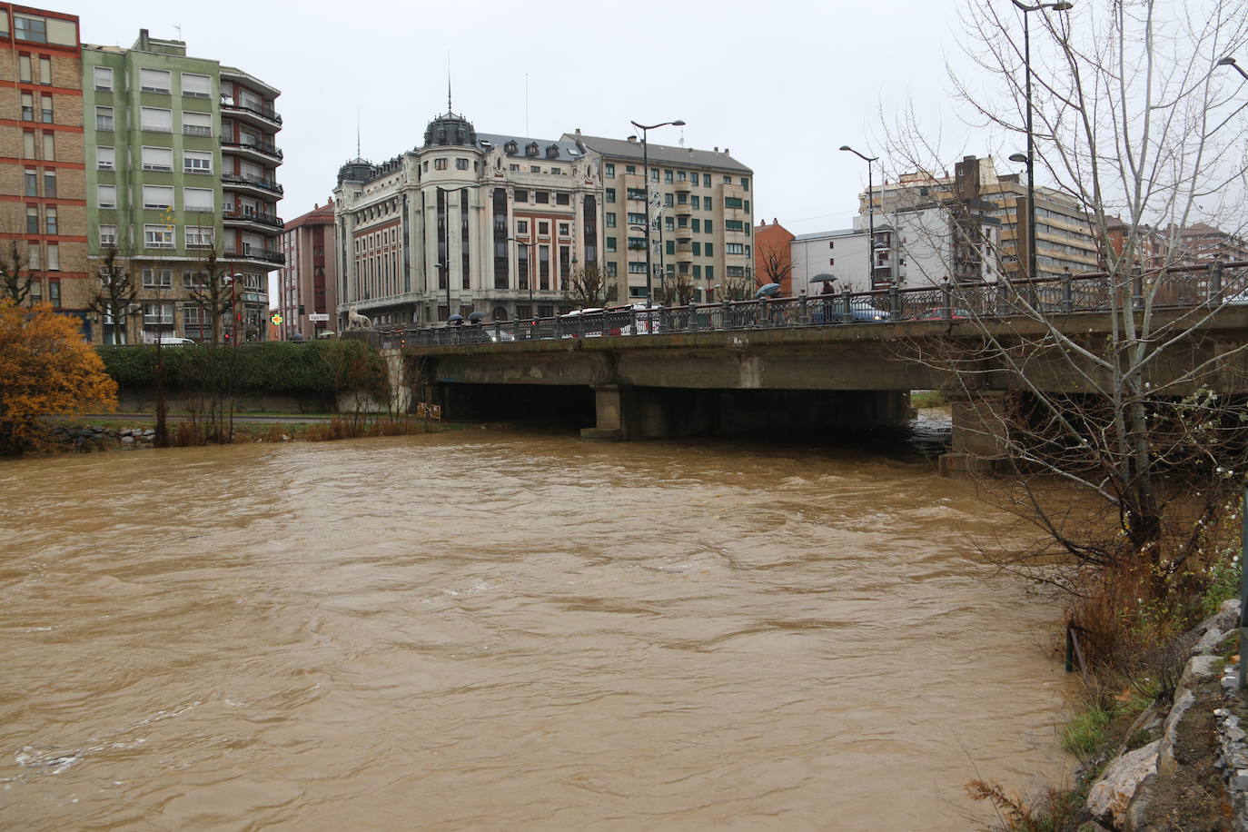 Fotos: El rio Bernesga, a punto de desbordarse a su paso por la capital leonesa