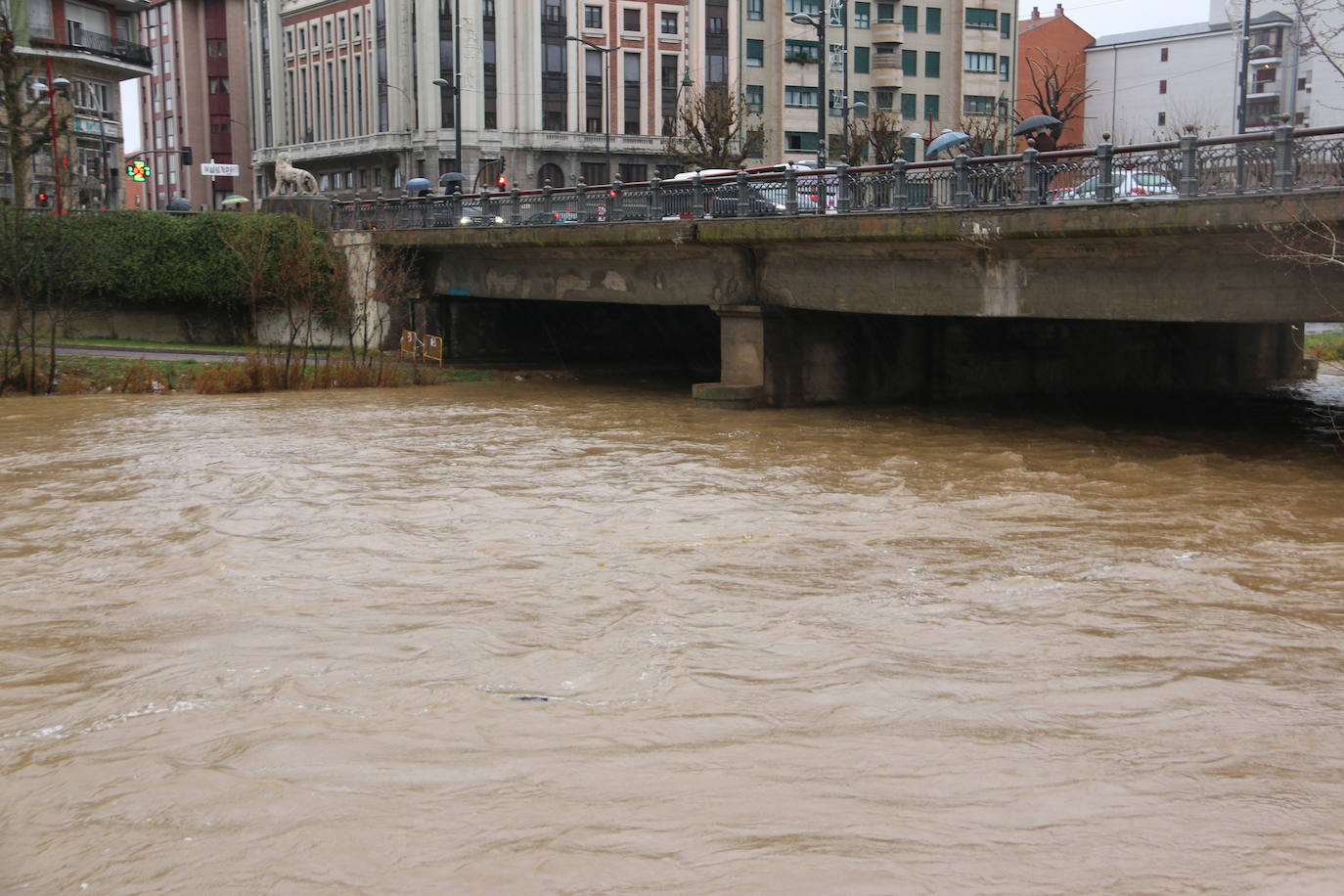 Fotos: El rio Bernesga, a punto de desbordarse a su paso por la capital leonesa