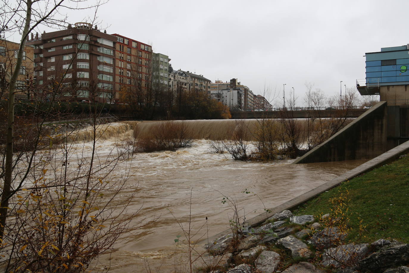 Fotos: El rio Bernesga, a punto de desbordarse a su paso por la capital leonesa