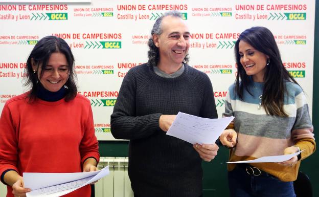 El coordinador autonómico de la Unión de Campesinos de Castilla y León (UCCL), Jesús Manuel González Palacín, con dos compañeras de la organización, durante la rueda de prensa del balance del año