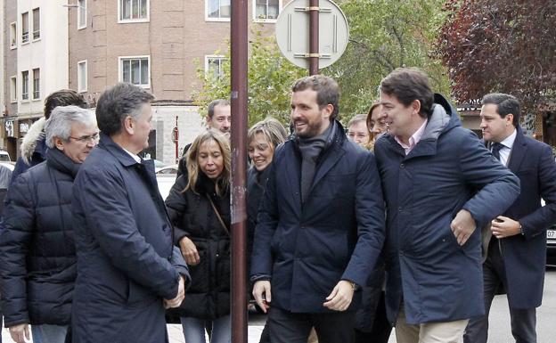 Pablo Casado con Alfonso Fernández Mañueco, en Palencia, acompañado de dirigentes del PP. 