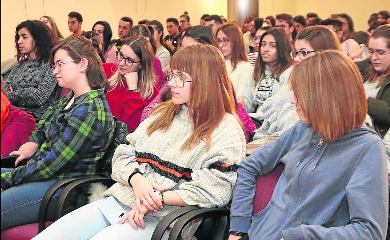 Jóvenes de la localidad en un encuentro anterior con empresarios de la comarca. 