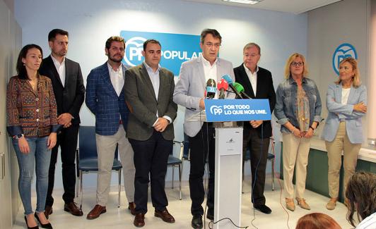 Gestos serios en la presentación de los candidatos del PP al Congreso y al Senado. 