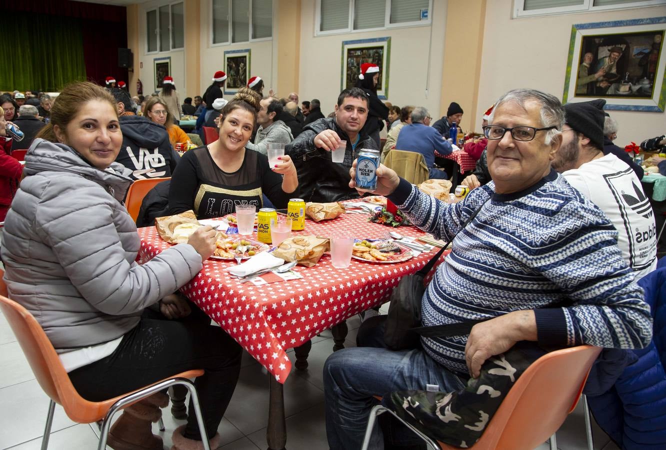 Un centenar de comensales participan en la cena organizada por la asociación estudiantil que desde hace casi tres lustros atiende las necesidades básicas de las personas sin hogar