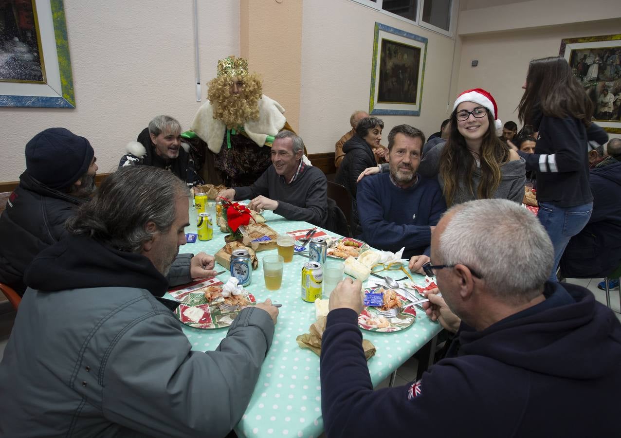 Un centenar de comensales participan en la cena organizada por la asociación estudiantil que desde hace casi tres lustros atiende las necesidades básicas de las personas sin hogar