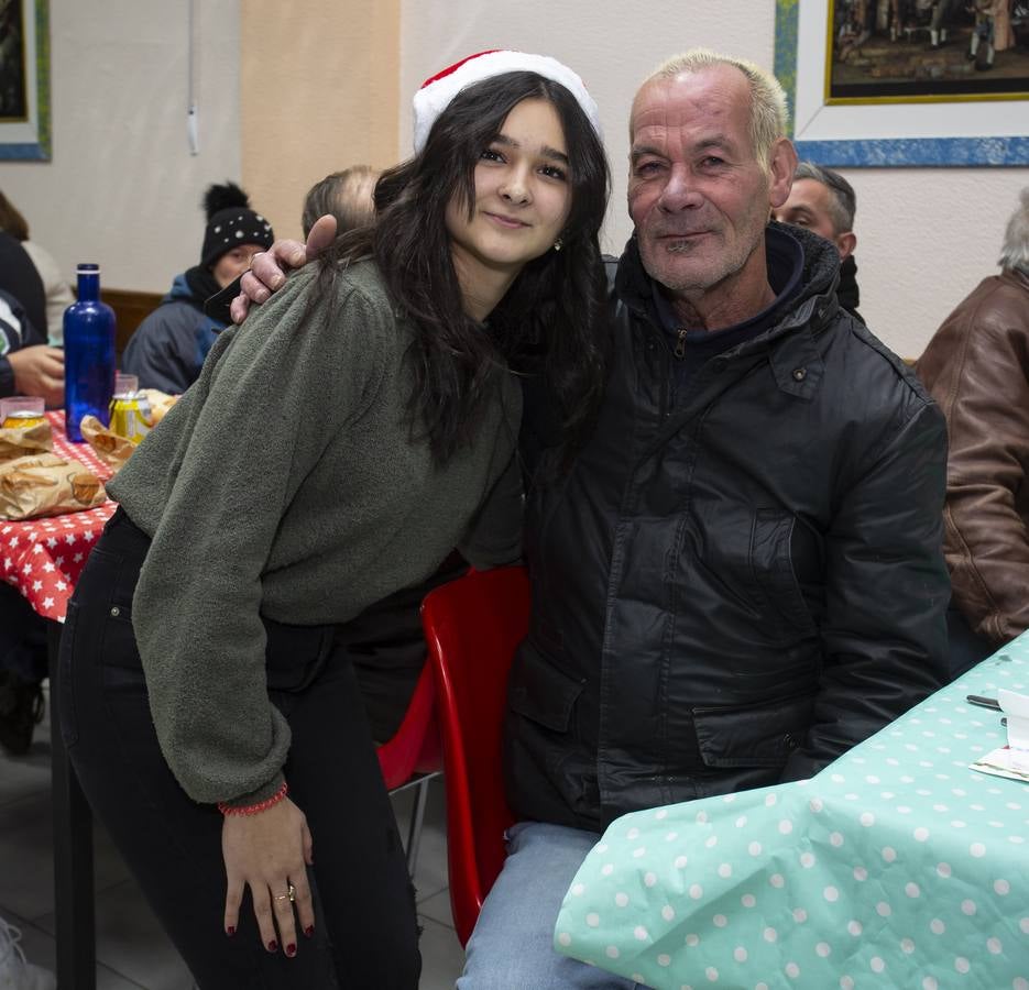 Un centenar de comensales participan en la cena organizada por la asociación estudiantil que desde hace casi tres lustros atiende las necesidades básicas de las personas sin hogar