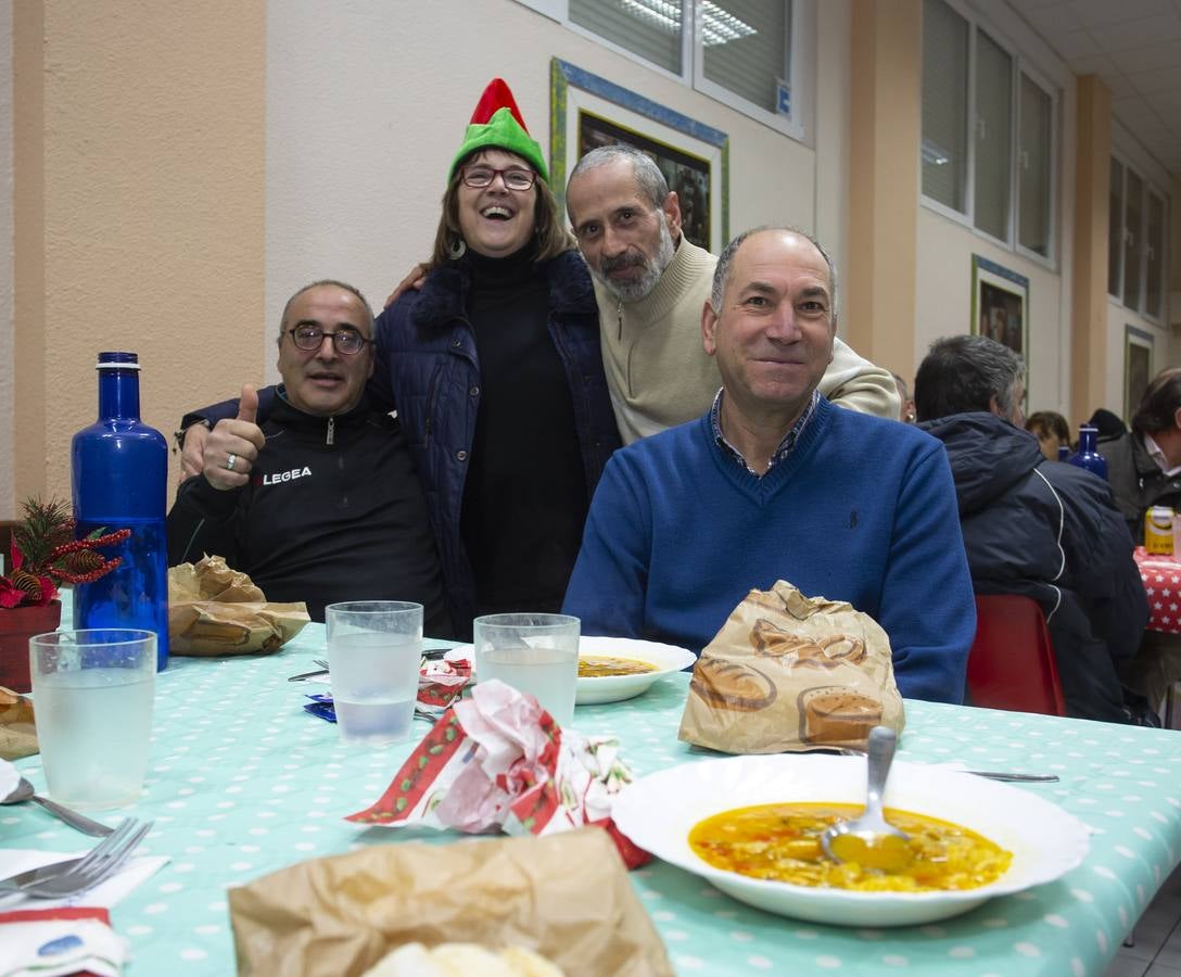 Un centenar de comensales participan en la cena organizada por la asociación estudiantil que desde hace casi tres lustros atiende las necesidades básicas de las personas sin hogar