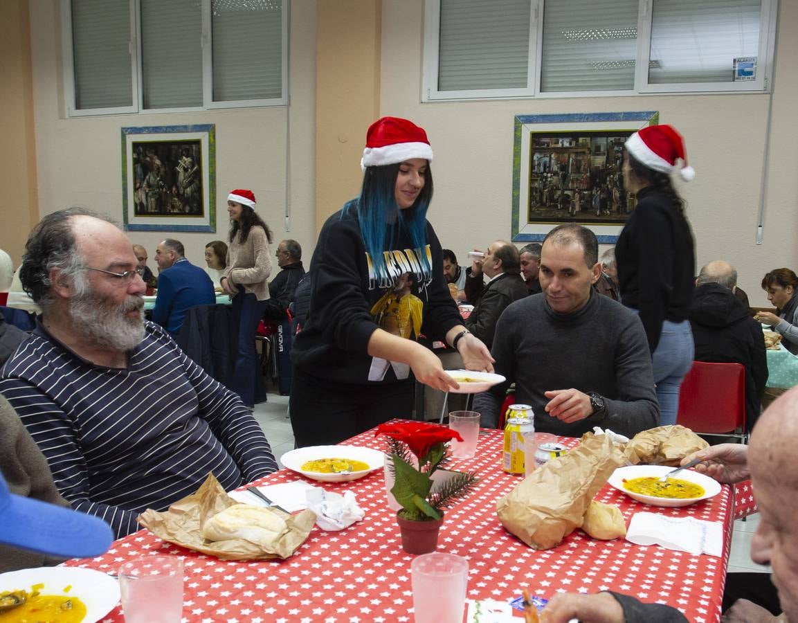 Un centenar de comensales participan en la cena organizada por la asociación estudiantil que desde hace casi tres lustros atiende las necesidades básicas de las personas sin hogar