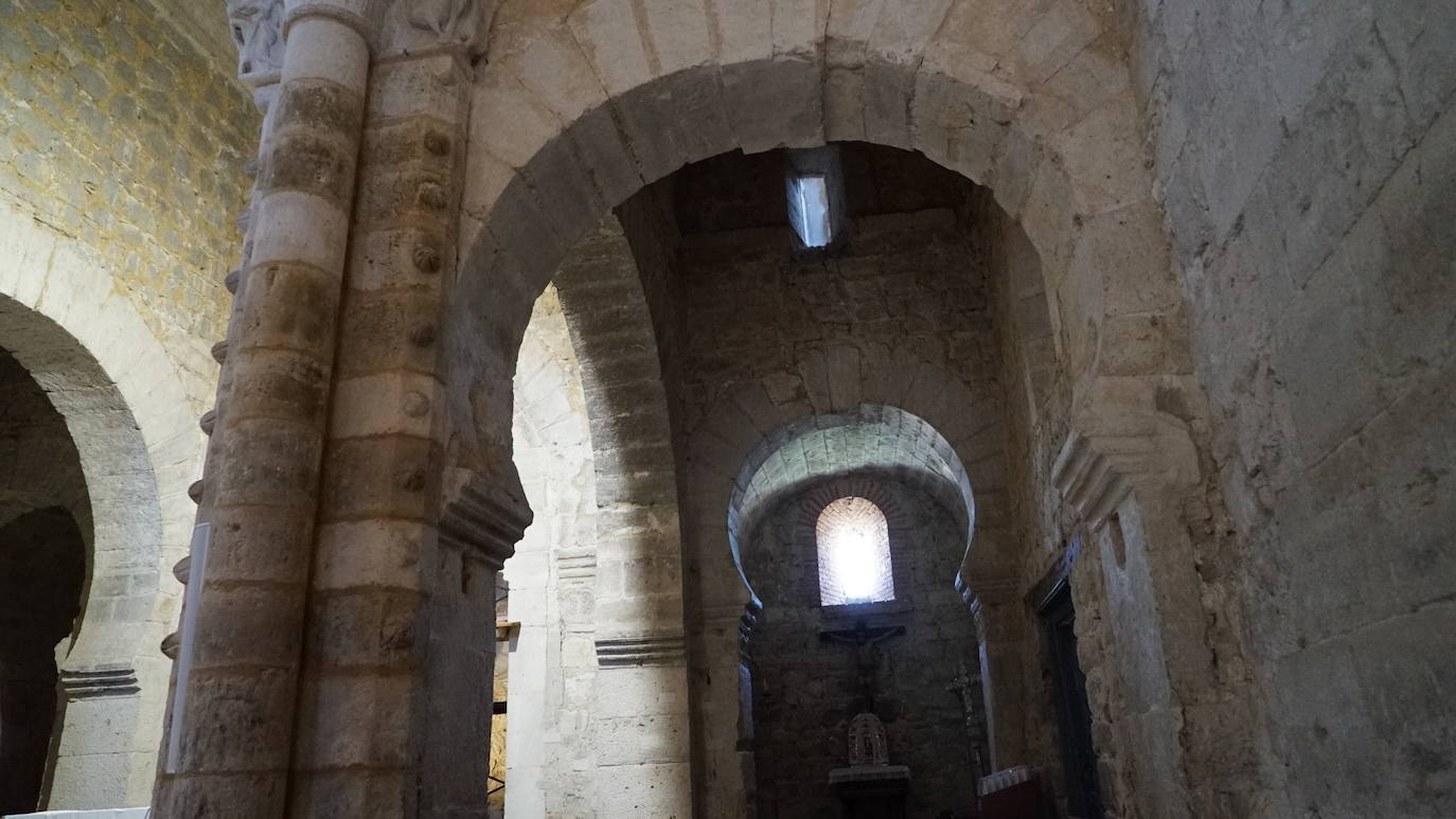 Arcos de herradura, propios del mudéjar, en el interior de la iglesia. 