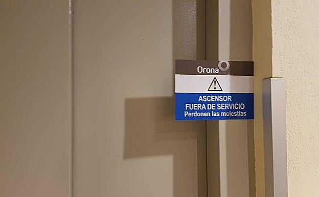 Letrero de advertencia de un ascensor estropeado. 