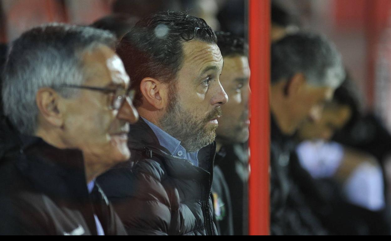 El banqullo del Real Valladolid, con Paco Santamaría, Sergio González y Diego Ribera en primera plano, durante el partido de la Copa del Rey del curso pasado en Mallorca. 