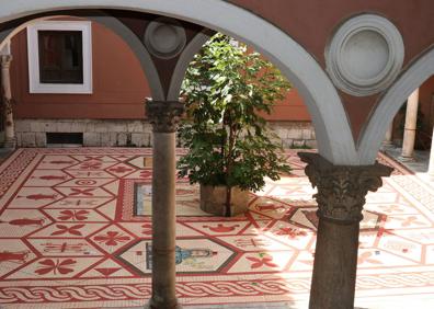 Imagen secundaria 1 - Grupo de visitantes en el patio en 1999 y la misma vista en la actualidad. También el solar del palacio que da a la calle Expósitos.