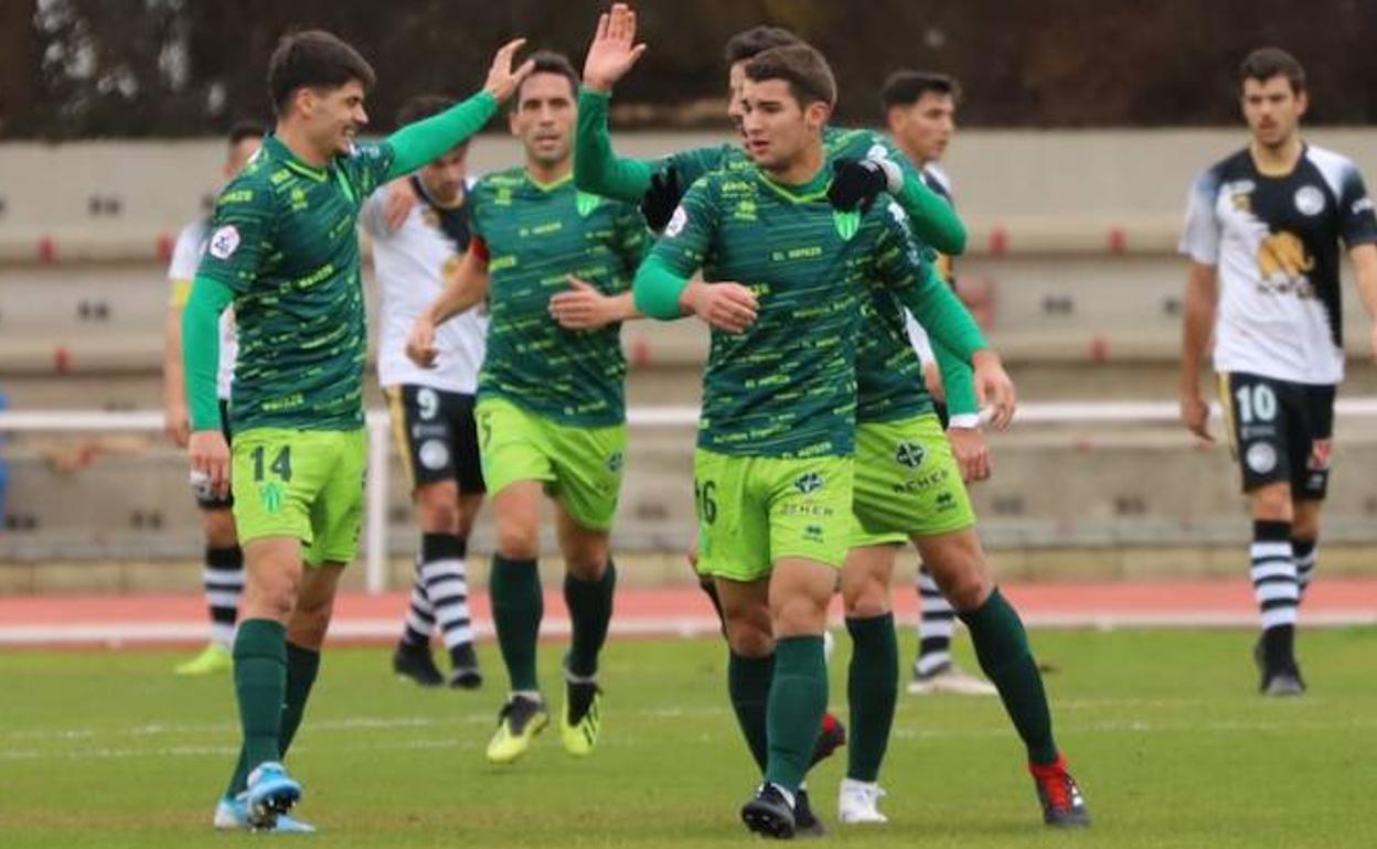 Los jugadores del CD Guijuelo celebran el tanto ante Unionistas en Las Pistas.
