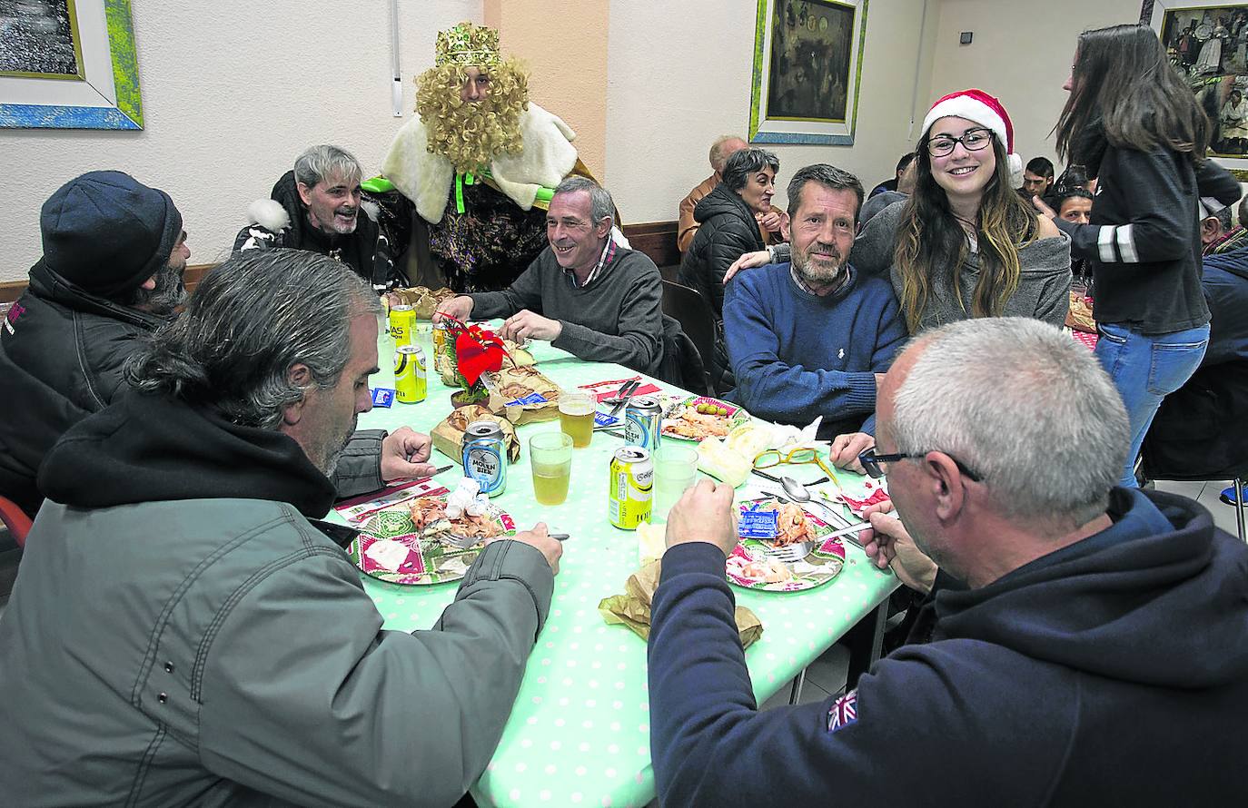 El comedor de La Milagrosa (Delicias) acogió anoche la cena navideña para un centenar de personas sin recursos organizada por Asalvo.