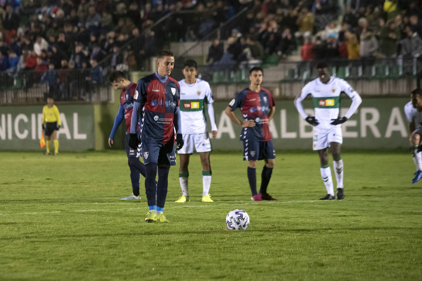 Jugadas del encuentro disputado frente al Elche en el municipal de La Albuera.