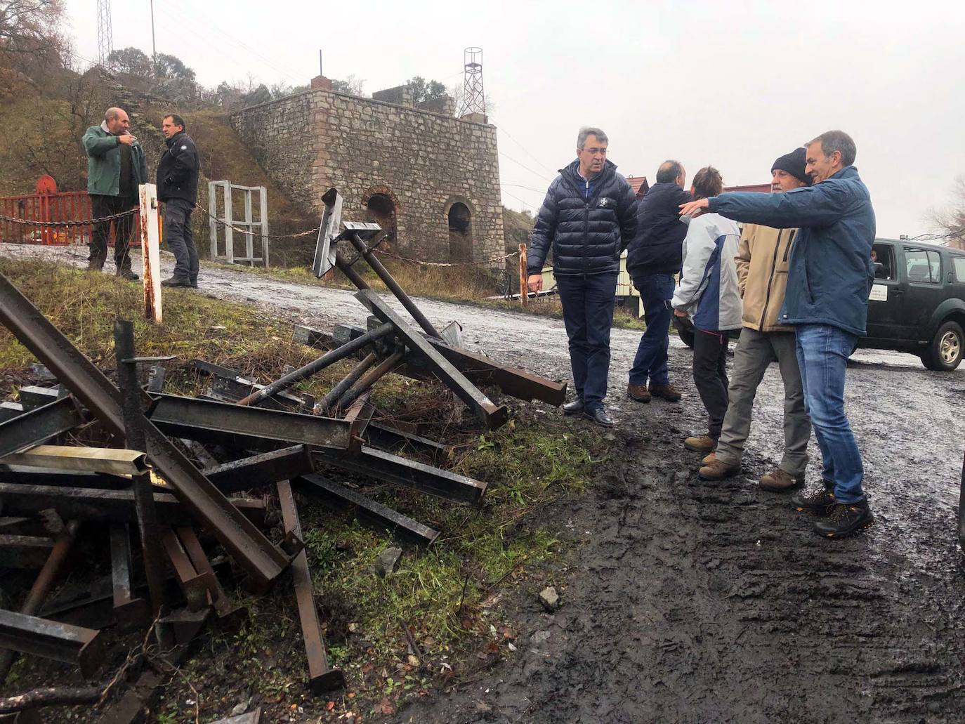 El delegado territorial de la Junta en León, Juan Martínez Majo, y el alcalde de La Robla, Santiago Dorado, junto con los técnicos, visitan las instalaciones de la empresa minera.