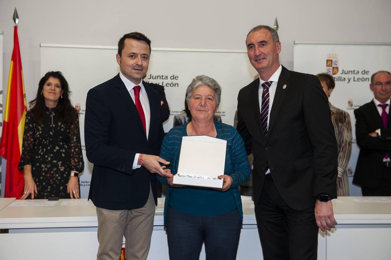 El delegado territorial, José Mazarías, ha trasladado el reconocimiento de la Junta de Castilla y León a 162 funcionarios y laborales que en 2019 culminan su carrera profesional al servicio de los ciudadanos y a los que reciben este año distinciones por años de servicio