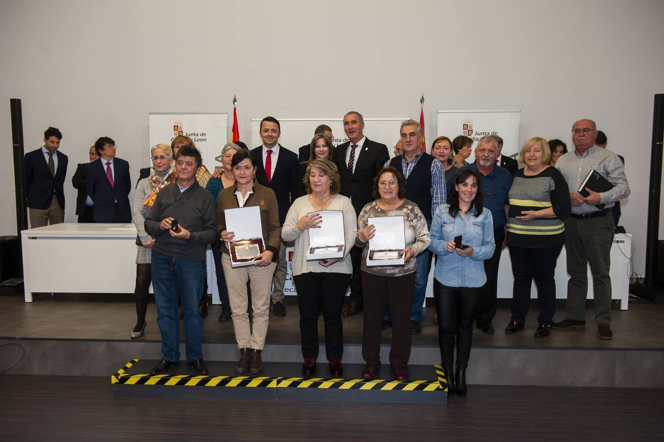 El delegado territorial, José Mazarías, ha trasladado el reconocimiento de la Junta de Castilla y León a 162 funcionarios y laborales que en 2019 culminan su carrera profesional al servicio de los ciudadanos y a los que reciben este año distinciones por años de servicio