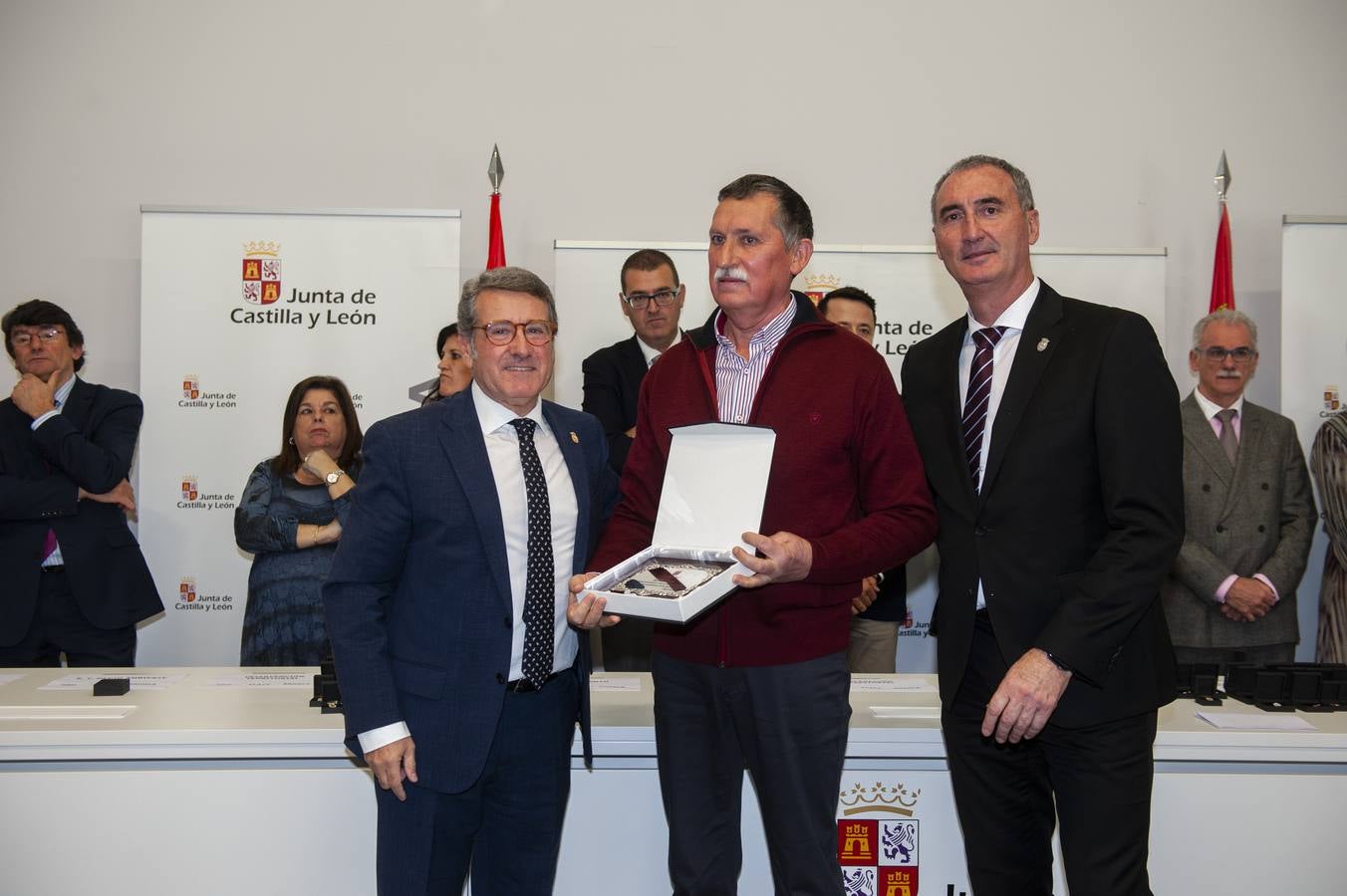 El delegado territorial, José Mazarías, ha trasladado el reconocimiento de la Junta de Castilla y León a 162 funcionarios y laborales que en 2019 culminan su carrera profesional al servicio de los ciudadanos y a los que reciben este año distinciones por años de servicio
