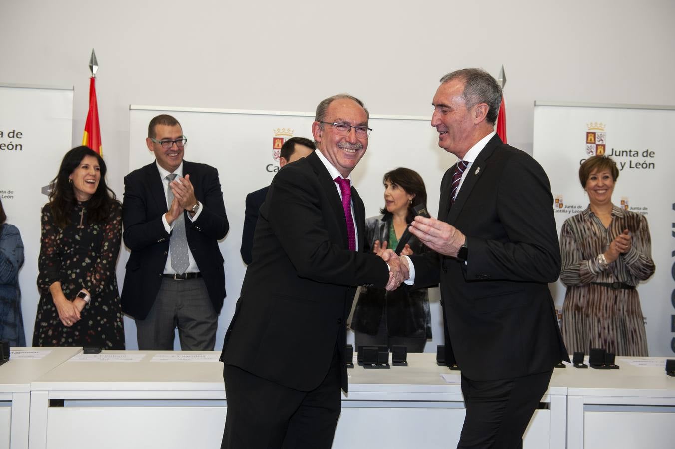 El delegado territorial, José Mazarías, ha trasladado el reconocimiento de la Junta de Castilla y León a 162 funcionarios y laborales que en 2019 culminan su carrera profesional al servicio de los ciudadanos y a los que reciben este año distinciones por años de servicio