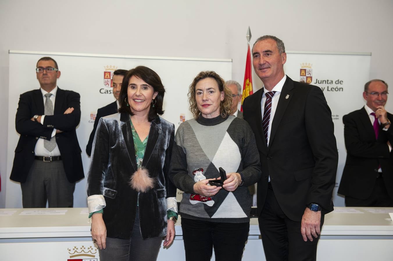El delegado territorial, José Mazarías, ha trasladado el reconocimiento de la Junta de Castilla y León a 162 funcionarios y laborales que en 2019 culminan su carrera profesional al servicio de los ciudadanos y a los que reciben este año distinciones por años de servicio