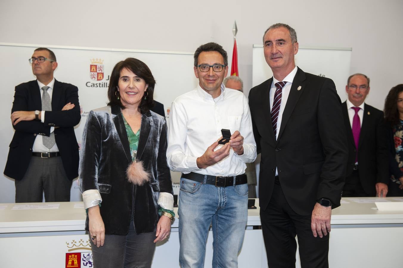 El delegado territorial, José Mazarías, ha trasladado el reconocimiento de la Junta de Castilla y León a 162 funcionarios y laborales que en 2019 culminan su carrera profesional al servicio de los ciudadanos y a los que reciben este año distinciones por años de servicio