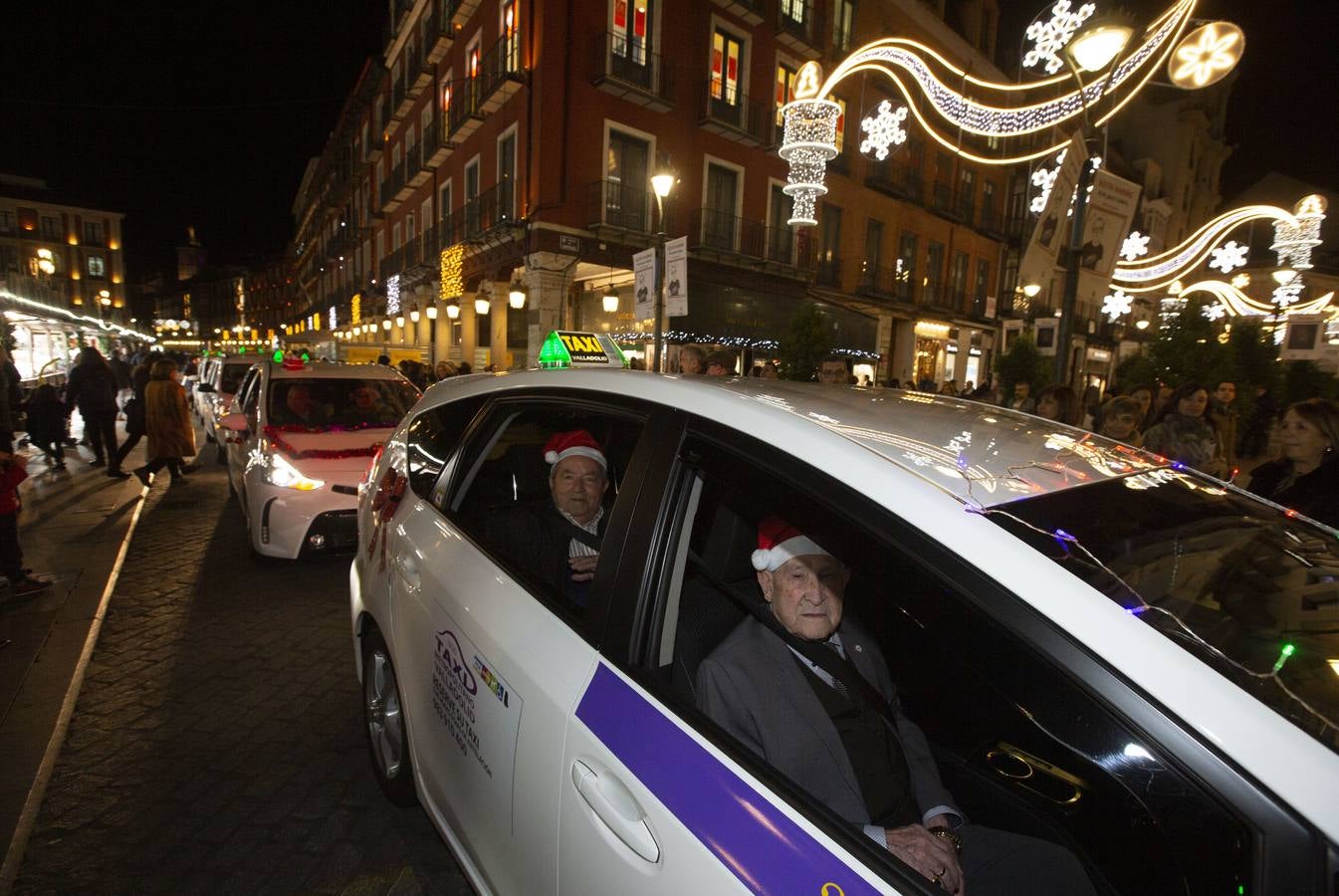 Más de 150 ancianos de una docena de residencias han participado por primera vez en una iniciativa navideña promovida por los taxistas de la ciudad