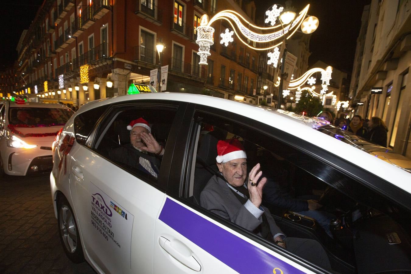 Más de 150 ancianos de una docena de residencias han participado por primera vez en una iniciativa navideña promovida por los taxistas de la ciudad