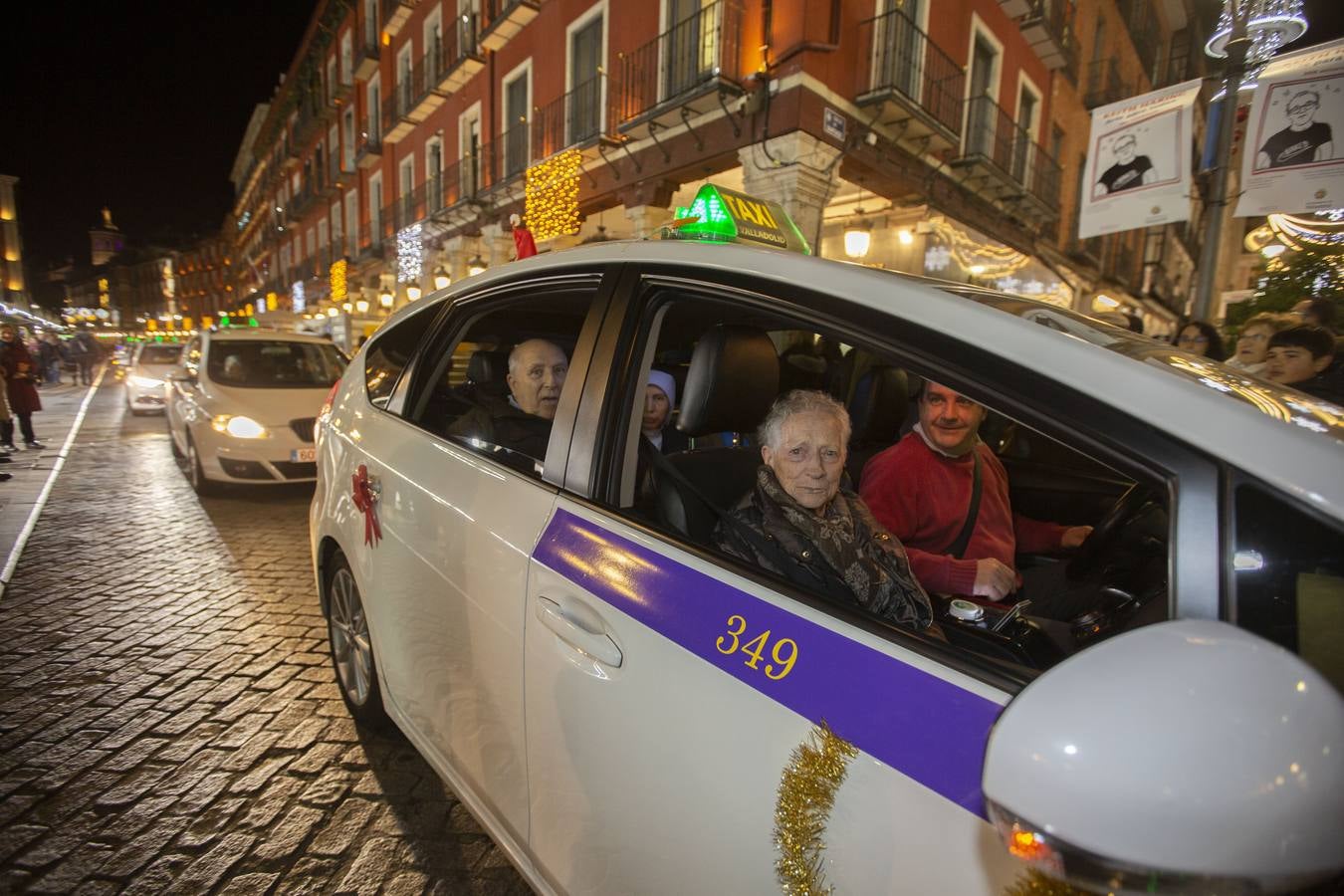 Más de 150 ancianos de una docena de residencias han participado por primera vez en una iniciativa navideña promovida por los taxistas de la ciudad