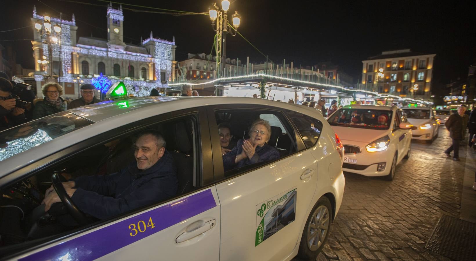 Más de 150 ancianos de una docena de residencias han participado por primera vez en una iniciativa navideña promovida por los taxistas de la ciudad
