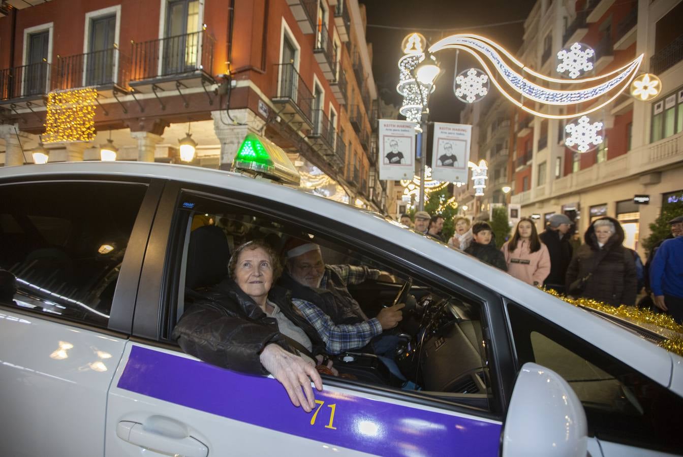 Más de 150 ancianos de una docena de residencias han participado por primera vez en una iniciativa navideña promovida por los taxistas de la ciudad