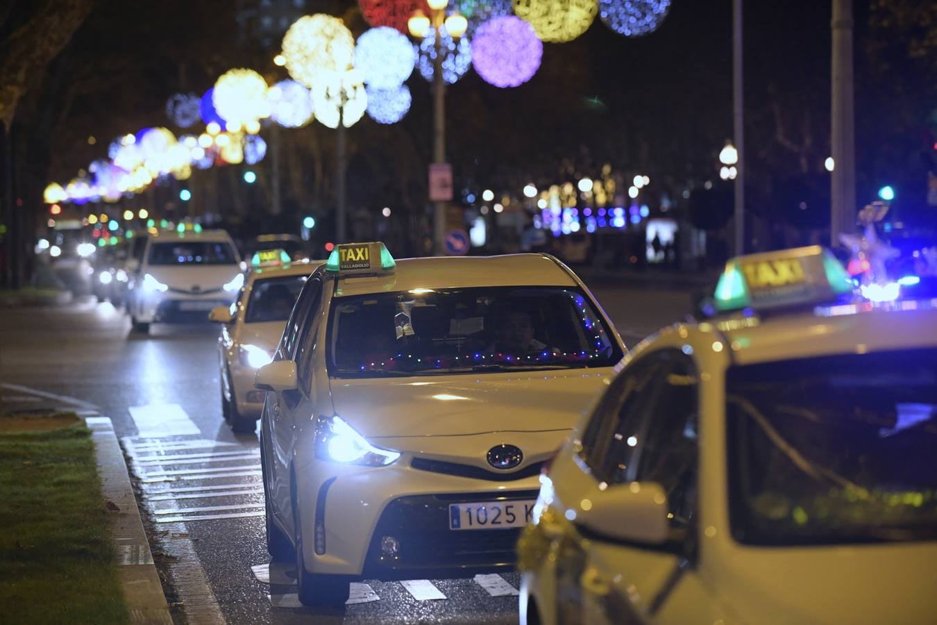 Más de 150 ancianos de una docena de residencias han participado por primera vez en una iniciativa navideña promovida por los taxistas de la ciudad