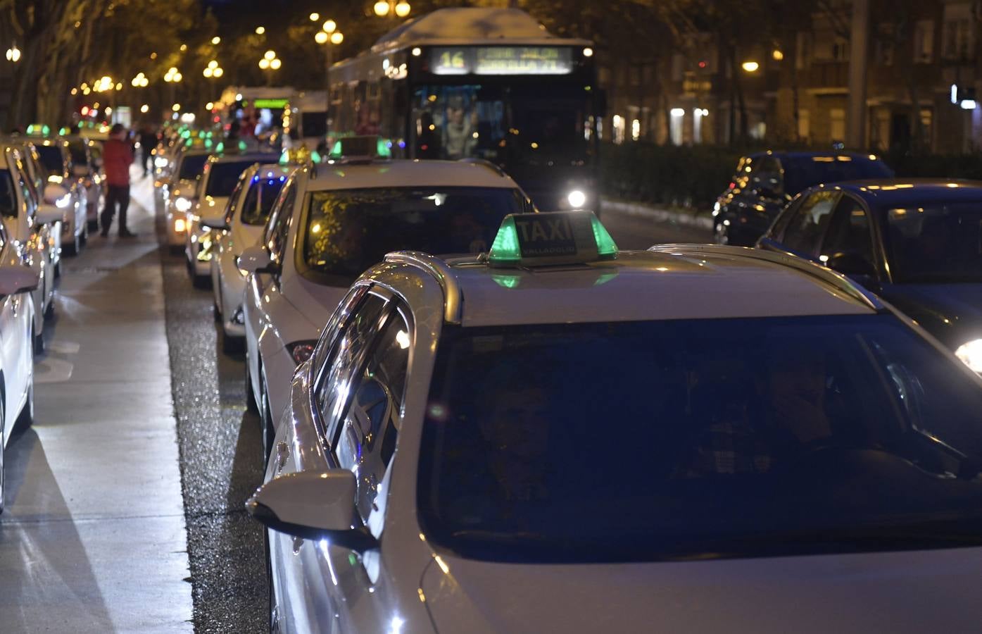 Más de 150 ancianos de una docena de residencias han participado por primera vez en una iniciativa navideña promovida por los taxistas de la ciudad