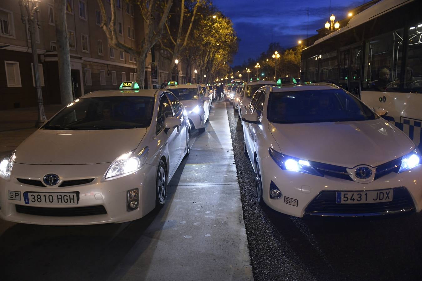 Más de 150 ancianos de una docena de residencias han participado por primera vez en una iniciativa navideña promovida por los taxistas de la ciudad