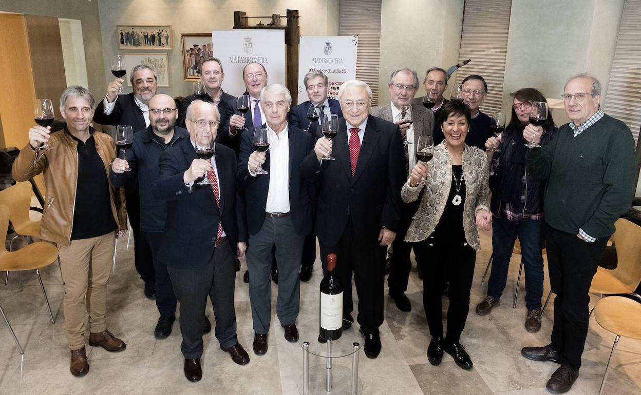 De izquierda a derecha, en la fila de atrás, el director de Relaciones Institucionales del periódico, Carlos Aganzo; el director de El Norte de Castilla, Ángel Ortiz; el fundador de Matarromera, Carlos Moro; el director general de El Norte, Ángel de las Heras; los catedráticos Jesús Quijano y Germán Delibes; el cronista Ramón García, y la directora de la Casa Zorrilla, Paz Altés. Delante, el historiador Enrique Berzal; el humorista gráfico Rafael Vega 'Sansón'; los empresarios Pedro Muñozy Paco Heras; el suscriptor José Ignacio Echarren; la propietaria de un quiosco de prensa María Isabel Laguna, y el columnista del diario Paco Cantalapiedra.