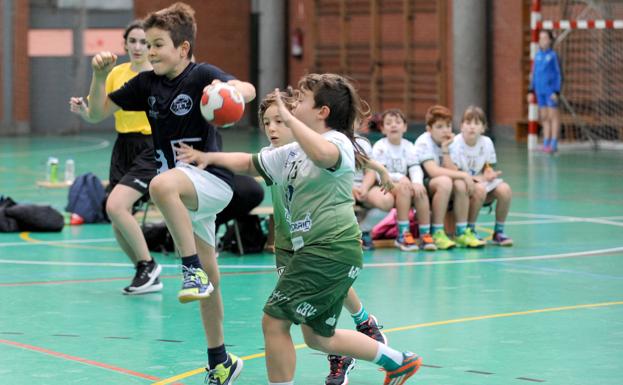 El jugador de Portillo intenta saltar ante la defensa. 