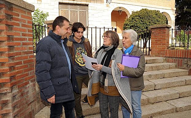 El alcalde de Castronuño, Enrique Seoane, conversa con las tres vecinas que promovieron una recogida de firmas para que recuperase su salario. 