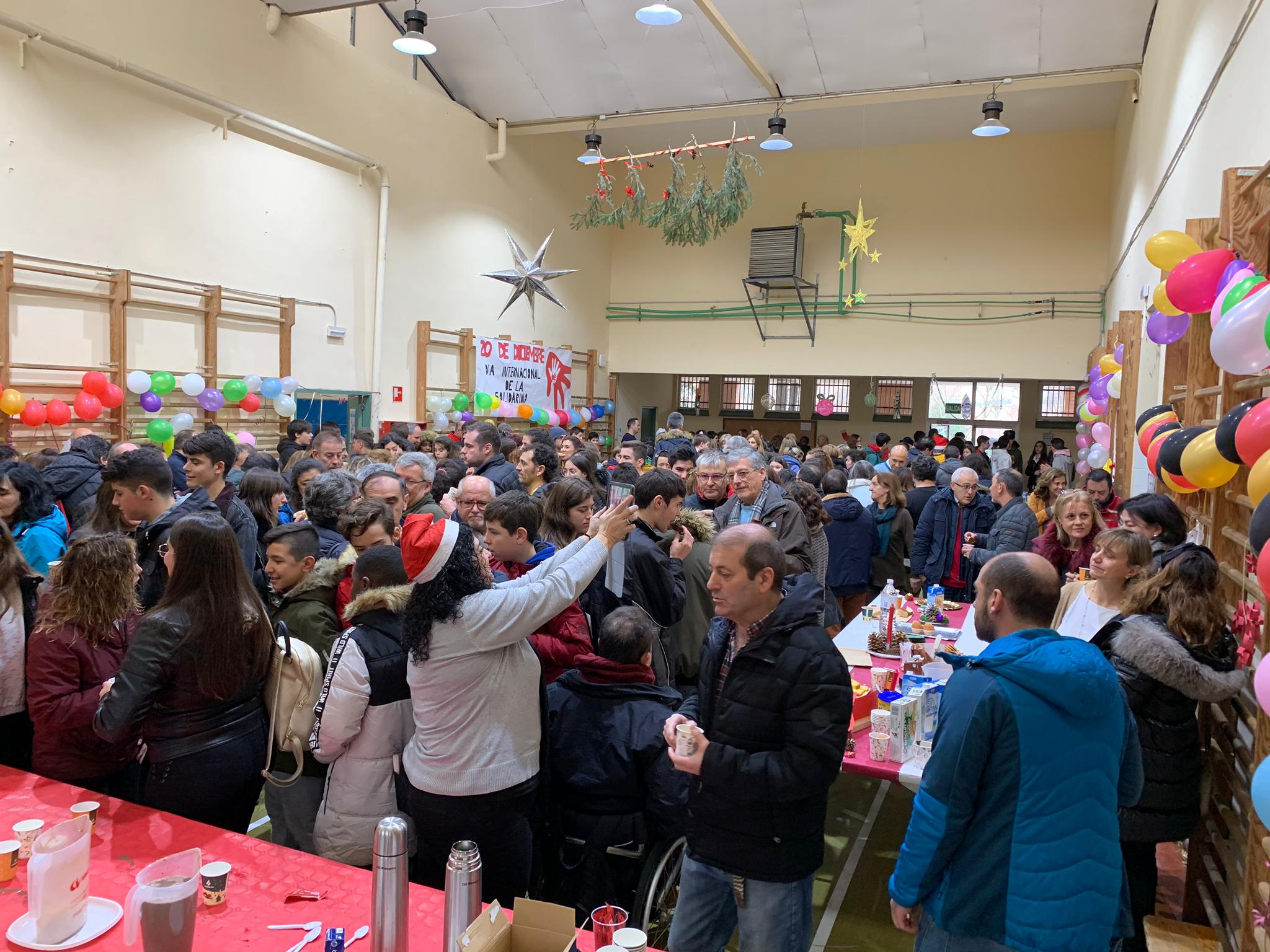 Más de 500 personas se dieron cita en el gimnasio del centro educativo, y lograron recaudar 1.450 euros que irán destinados a las ONG Educa Tanzania y Asalvo