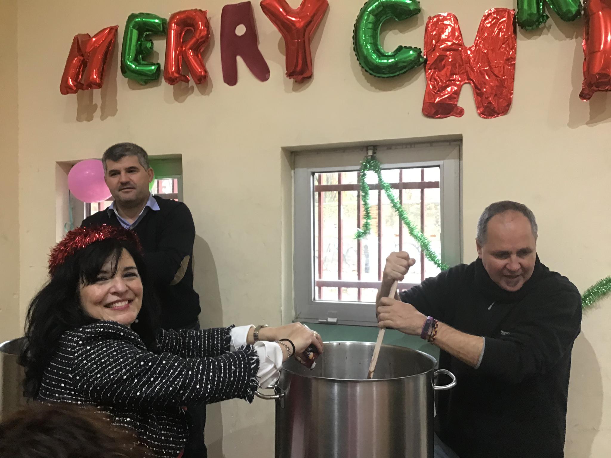 Más de 500 personas se dieron cita en el gimnasio del centro educativo, y lograron recaudar 1.450 euros que irán destinados a las ONG Educa Tanzania y Asalvo