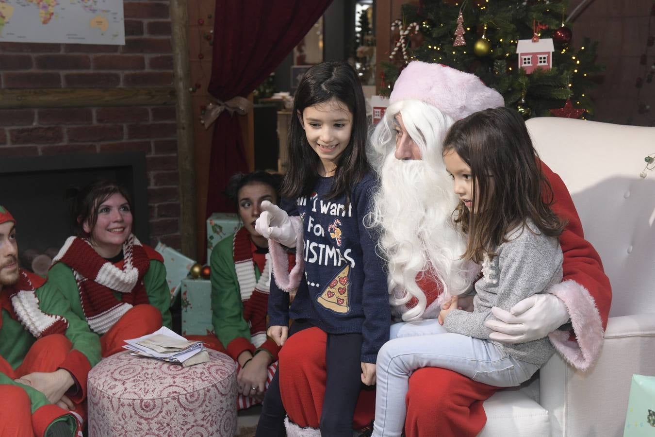 Fotos: Papá Noel y sus elfos llegan a El Corte Inglés del Paseo de Zorrilla