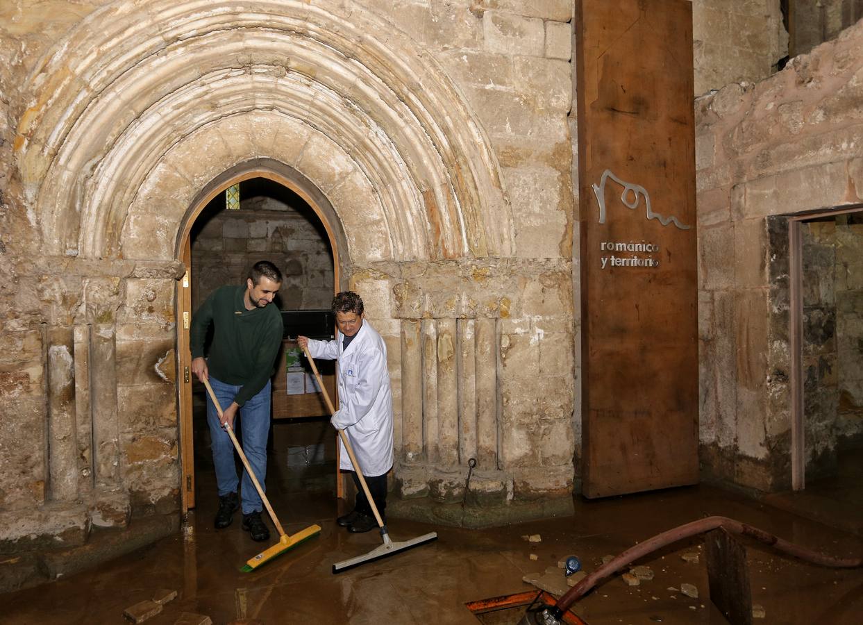 Achicando agua en el monasterio de Santa María la Real de Aguilar de Campoo.