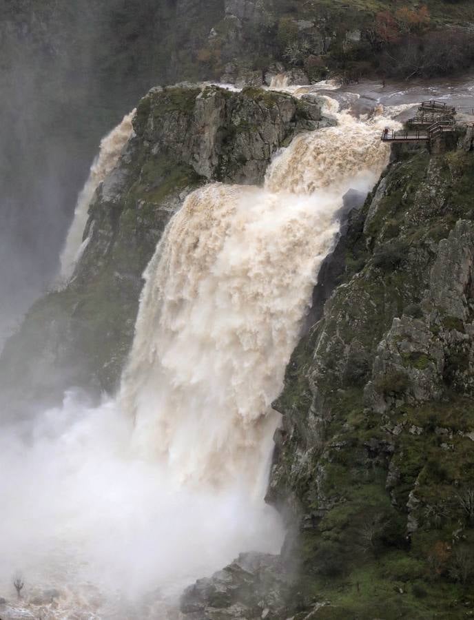 El Pozo de los Humos desde la localidad salmantina de Pereña espectacular aumento de caudal con las lluvias.