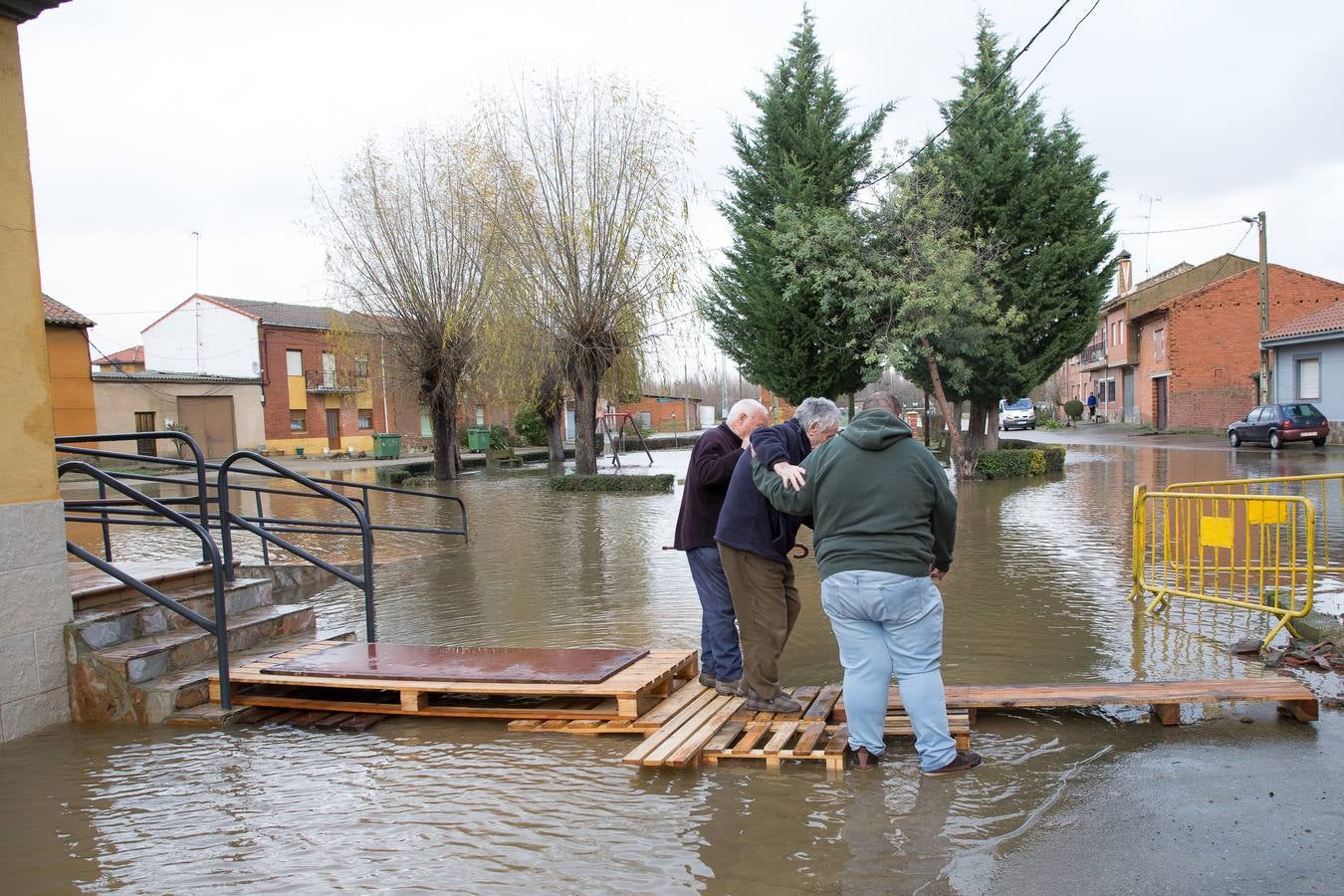 Dos vecinos tienen que ser sacados del bar por la crecida del río Orbigo en Vecilla de la Polvorosa.