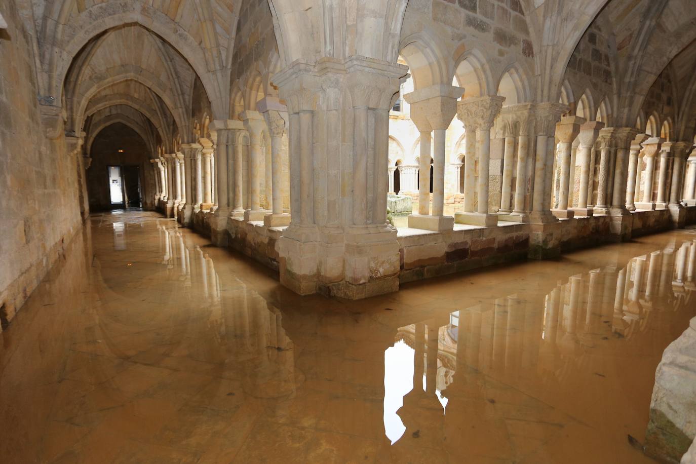 Agua en el monasterio de Santa María la Real de Aguilar de Campoo en Palencia.