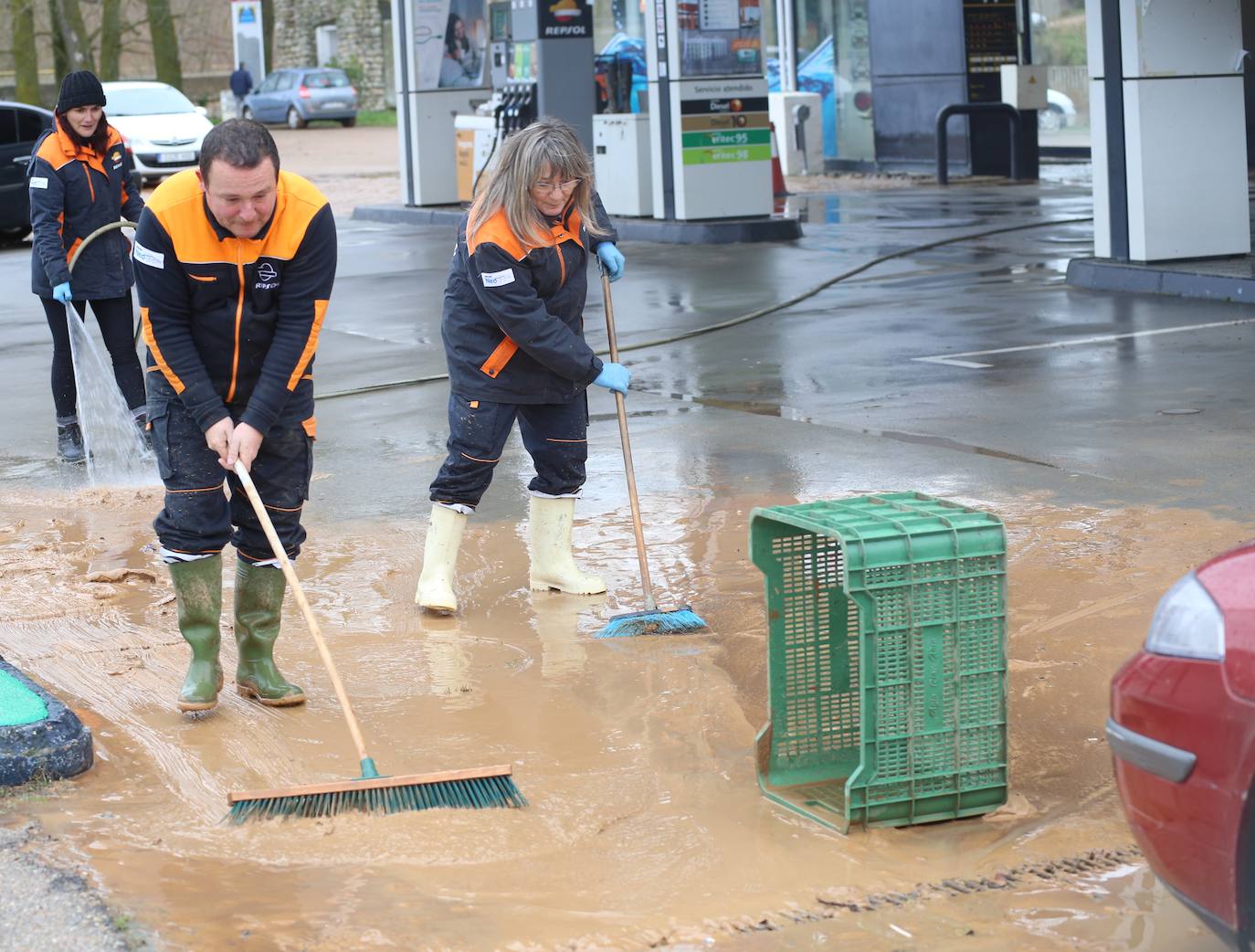 Achicando agua en la estación de servicio de Herrera de Pisuerga en Palencia.