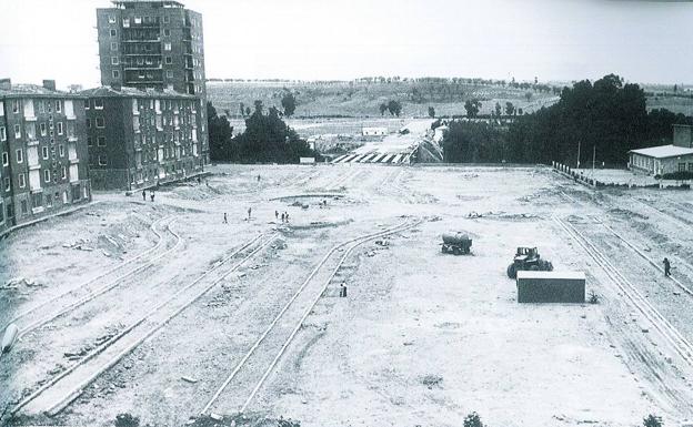 Imagen principal - Arriba, obras de la plaza del Doctor Quemada y del puente de Arturo Eyries, en 1967. Debajo, carroza con un vehículo Renault tráido por la cigüeña, en la calle Gamazo y obras en el edificio Las Mercedes, en el paseo de Zorrilla. 