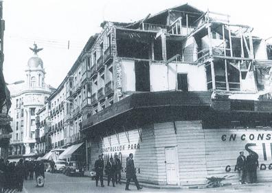 Imagen secundaria 1 - Terraza en la Acera de San Francisco, obras de construcción de Simago en la calle Santiago y fotografía que ilustra la portada del libro, en la plaza de Zorrilla. 