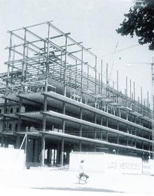 Imagen secundaria 2 - Arriba, obras de la plaza del Doctor Quemada y del puente de Arturo Eyries, en 1967. Debajo, carroza con un vehículo Renault tráido por la cigüeña, en la calle Gamazo y obras en el edificio Las Mercedes, en el paseo de Zorrilla. 