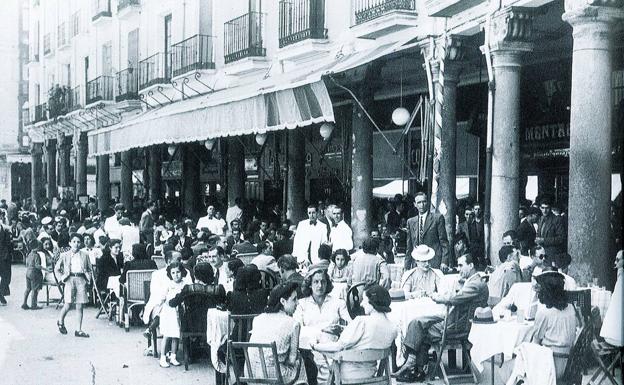 Imagen principal - Terraza en la Acera de San Francisco, obras de construcción de Simago en la calle Santiago y fotografía que ilustra la portada del libro, en la plaza de Zorrilla. 